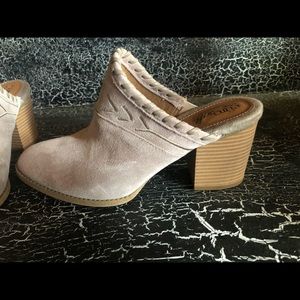Size 8 clog/mule creme color suede
